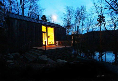 尊重自然融入自然,偏遠湖畔的環保小屋
